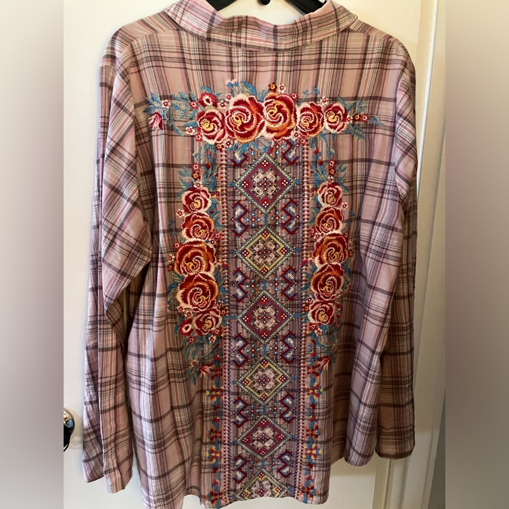 Savanna Jane button down collared top with embroidered back. Womens size L.